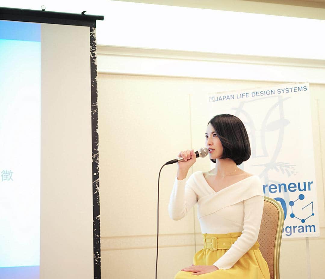 七尾エレナのインスタグラム：「先日、Japan Life Design Systems社から 依頼を頂き、青学会館で講演をしてきました！ 弊社の事業内容である 女性のマーケティングリサーチや 女性の消費動向などについて実績を元に説明したり 後半は女性の働き方や生き方についてなどの 広義なテーマで70分間お話ししてきました☺️ ＊ 人前で話す事って緊張するけど 話してるうちに頭の中が整理されるし 自分の価値観を再発見できるから これからは積極的に、話すお仕事も 受けていきたいなって思いました☺️ ご依頼頂き、ありがとうこざいました✨ ＊ #講演 #講演会 #女性マーケティング #マーケティングリサーチ #会社経営 #女性起業家 #起業家」