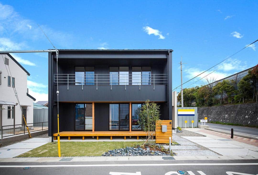 ルポハウス一級建築士事務所さんのインスタグラム写真 - (ルポハウス一級建築士事務所Instagram)「・ ・ ・ 四角形で構成するリソッドな印象。 ・ 有機的な要素たちがビビッドに映え出すよう、コントラストを効かせた黒いボリュームを背景にしています。 ・ ・ ・ ルポハウスの施工事例をもっと見てみたい方は こちらまで☞ @reposhouse ・ #ルポハウス は#ちょっとかっこいい家 を"友人のために"という思いでつくっています。 ・ 一生に一度の#マイホーム。 「あなたにしかできない」×「ルポハウスだからできる」で、私たちだけの#家づくり を思いっきり楽しんでみませんか？！ ・ ・ ・ #家 #注文住宅  #ライフスタイル  #新築一戸建て #住まい #シンプルな暮らし #デザイナーズ住宅 #一級建築士事務所 #設計事務所 #myhome #house #instahouse #design #滋賀 #大津 #草津 #栗東#ガルバリウム外壁 #黒ガルバ #外観デザイン #切妻屋根#外観イメージ」3月18日 12時02分 - reposhouse