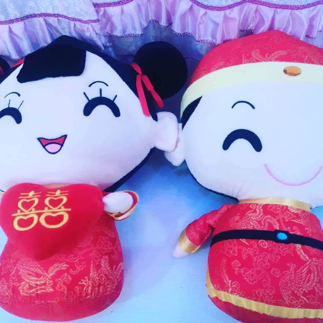 美ら島Travel のインスタグラム：「中国では結婚のお祝いで中国式の人形を送るそうです。 中国では赤色は演技のいい色なので、人形も赤い服を着ています。 かわいらしい人形ですね♪この人形のように幸せになって欲しいです。  #china　#lovechina　#lovetravel　#travel　#family　#中国　#文化　#異文化　#人形　　#結婚　#結婚人形　#赤色　#中国式　#異文化交流　#海外旅行　#一人旅　#旅行　#旅行女子　#旅女子　#旅好き　#旅行好きな人と繋がりたい　#観光　#中国旅行　#中国観光」