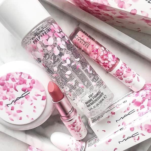 M∙A∙C Cosmetics Japanのインスタグラム：「⠀ 桜の花びらの限定コレクション #MACブームブームブルーム #MACBoomBoomBloom ⠀ ⠀ REGRAM: @maccosmeticsaustralia (@wendy_online) ⠀ ⠀ ⠀ ⠀ ⠀ ⠀ #MACCosmeticsJapan #MACコスメ #MACCosmetics#MAC #コスメ #メイク #リップ #リップスティック #リップグロス #MACリップ #ファンデーション #クッションファンデ #クッションファンデーション #化粧水 #ミスト化粧水 #フィックス #フィックスプラス #春 #スプリング #サクラ #桜 #CherryBlossom」
