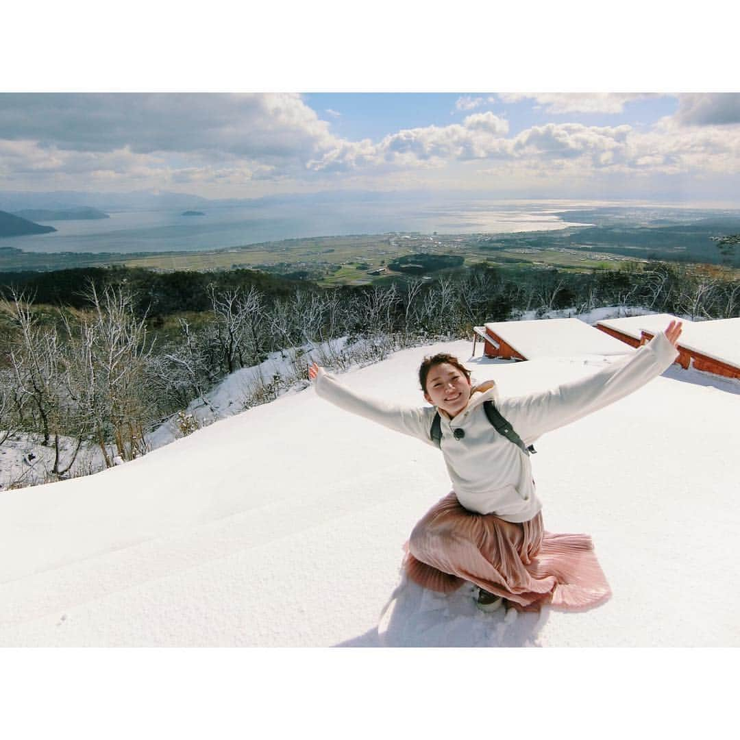 的場絢香さんのインスタグラム写真 - (的場絢香Instagram)「❄️﻿ ﻿ びわ湖の見える丘。﻿ ﻿ 琵琶湖を一望！絶景〜〜✧ ﻿ ﻿ 山頂の冬と地上の春の景色を﻿ 見られるのは今だけ⛄️🌸﻿ 焚火も楽しめますよ♩﻿ (この時期はまだ寒いので暖かい格好で！﻿ わたしはパーカーにスニーカーという﻿ ナメた格好でいってしまった👟笑)﻿ ﻿ 冬季は3月24日まで営業。﻿ そして4月27日〜営業再開予定です。﻿ 詳しくはHPなどでご確認を☝︎﻿ ﻿ __________________________________ #石川さん情報liveリフレッシュ  #石川テレビ #旅したがーる #旅 #滋賀 #箱館山 #琵琶湖  #びわ湖の見える丘」3月18日 12時17分 - ayaka_matoba