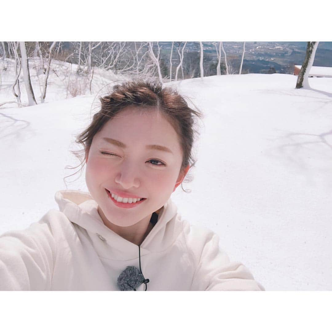 的場絢香さんのインスタグラム写真 - (的場絢香Instagram)「❄️﻿ ﻿ びわ湖の見える丘。﻿ ﻿ 琵琶湖を一望！絶景〜〜✧ ﻿ ﻿ 山頂の冬と地上の春の景色を﻿ 見られるのは今だけ⛄️🌸﻿ 焚火も楽しめますよ♩﻿ (この時期はまだ寒いので暖かい格好で！﻿ わたしはパーカーにスニーカーという﻿ ナメた格好でいってしまった👟笑)﻿ ﻿ 冬季は3月24日まで営業。﻿ そして4月27日〜営業再開予定です。﻿ 詳しくはHPなどでご確認を☝︎﻿ ﻿ __________________________________ #石川さん情報liveリフレッシュ  #石川テレビ #旅したがーる #旅 #滋賀 #箱館山 #琵琶湖  #びわ湖の見える丘」3月18日 12時17分 - ayaka_matoba