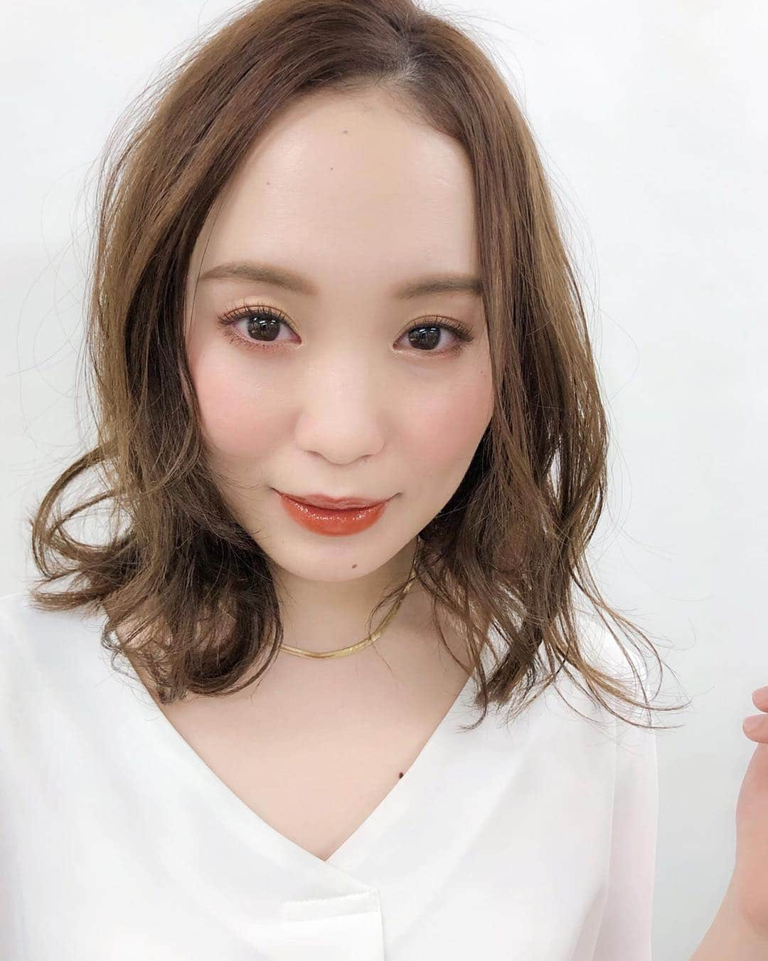 ヘアメイク&ネイル専門店 アトリエはるかさんのインスタグラム写真 - (ヘアメイク&ネイル専門店 アトリエはるかInstagram)「. 【アトリエはるかおすすめメイク】 . 流行りのイエローメイク🧡 . まぶたにうすくイエローを💛 きわと下まぶたにはオレンジをいれてます🧡 . リップにもイエローグロスを使って、ジューシーなくちびるに👄💛 . . こちらは、 宮下 亜紗実（@atelierharuka_miyashita）が担当しました！ モデルさんはみっちゃん（@3214michan） . . #アトリエはるか #ヘアアレンジ #ヘアセット  #ヘアスタイル #美容師 #ヘアメイク #結婚式 #ウェディング #ブライダル #ブライダルヘア #プレ花嫁 #花嫁 #ナチュラルヘア  #無造作ヘア  #サロンモデル #イエローリップ  #イエローメイク  #名古屋 #渋谷 #新宿 #池袋 #横浜 #有楽町 #なんば #心斎橋 #天神 #hairarrange  #hair  #hairstyle #bridal」3月18日 12時12分 - atelierharuka_official