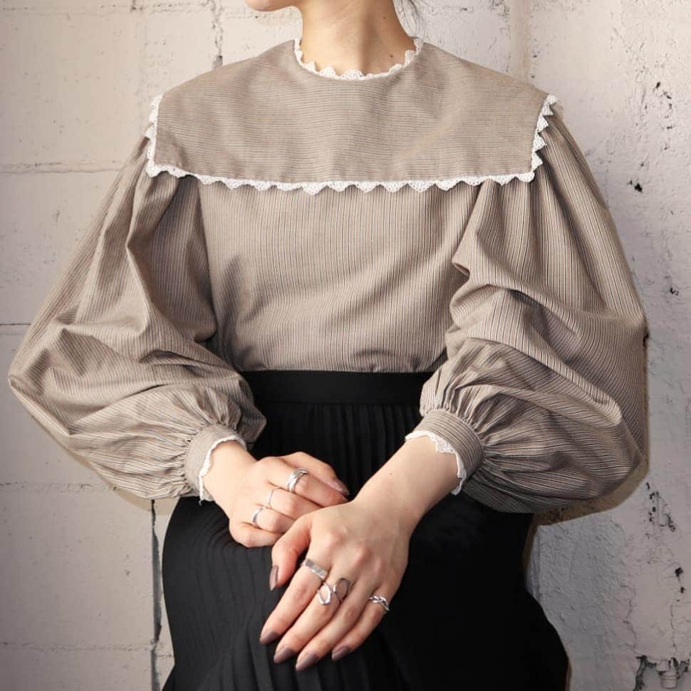 吉祥寺 古着屋 Orfeoのインスタグラム：「Square Collar Stripe Blouse  #Orfeo #Kichijoji #Tokyo #vintage #used #fashion #coodinate #outfits  掲載商品のお問い合わせはメールにて承っております。コメント、DMでのお問い合わせは受け付けておりませんのでご了承ください。」