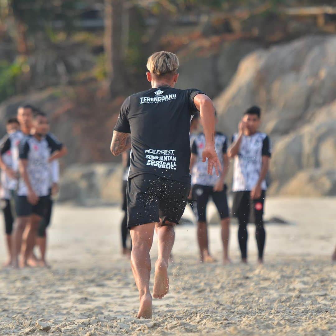 鈴木ブルーノさんのインスタグラム写真 - (鈴木ブルーノInstagram)「Pagi training at beach 🏖⚽️」3月18日 12時30分 - cbruno_7