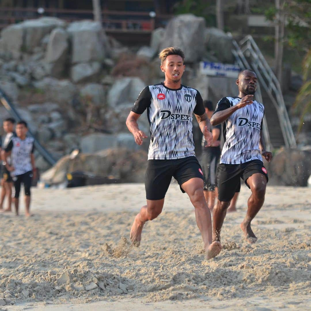 鈴木ブルーノさんのインスタグラム写真 - (鈴木ブルーノInstagram)「Pagi training at beach 🏖⚽️」3月18日 12時30分 - cbruno_7