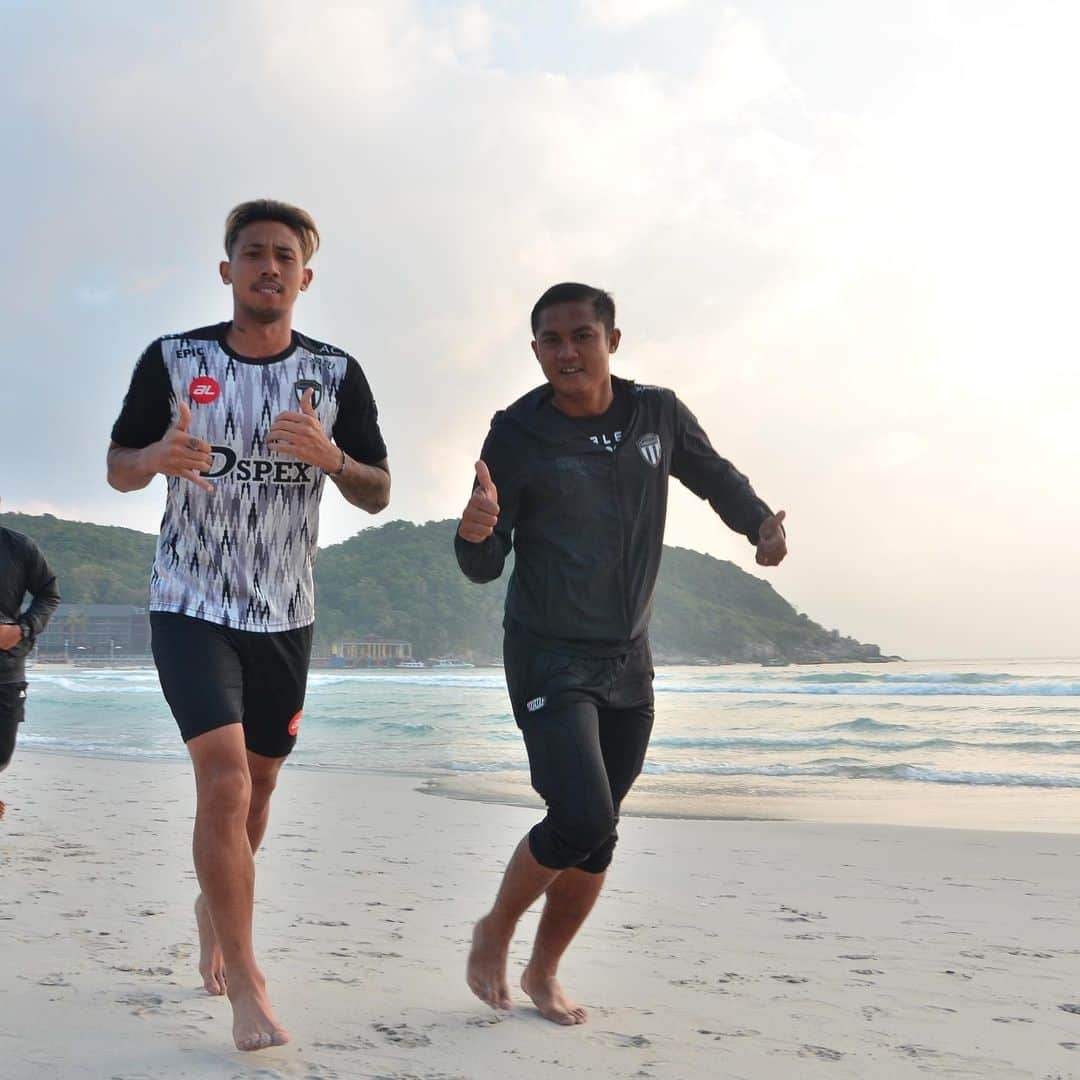 鈴木ブルーノさんのインスタグラム写真 - (鈴木ブルーノInstagram)「Pagi training at beach 🏖⚽️」3月18日 12時30分 - cbruno_7