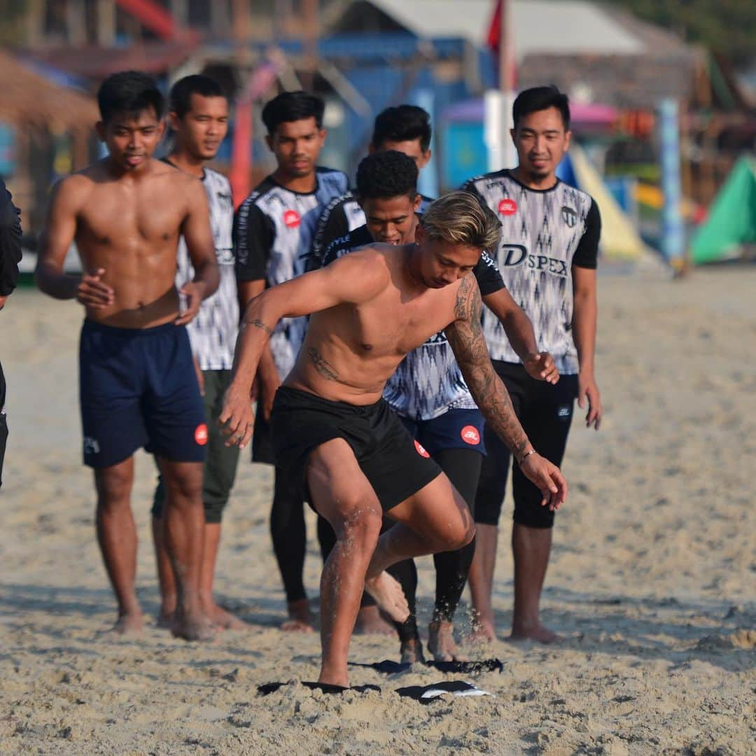 鈴木ブルーノさんのインスタグラム写真 - (鈴木ブルーノInstagram)「Pagi training at beach 🏖⚽️」3月18日 12時30分 - cbruno_7