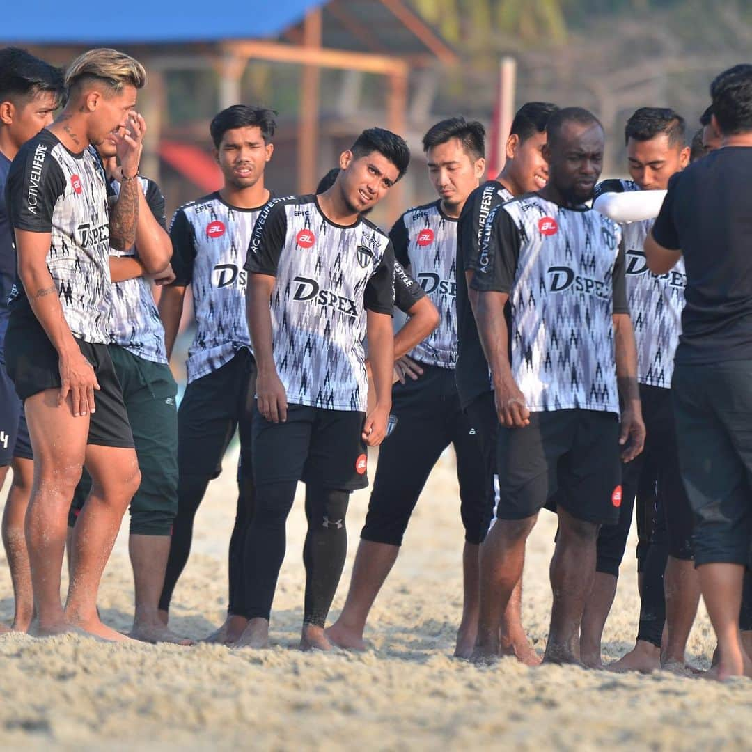 鈴木ブルーノさんのインスタグラム写真 - (鈴木ブルーノInstagram)「Pagi training at beach 🏖⚽️」3月18日 12時30分 - cbruno_7