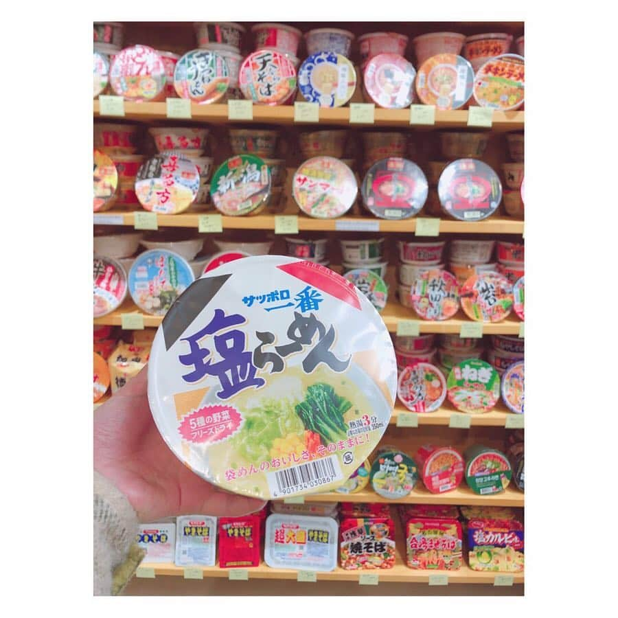 高槻かなこさんのインスタグラム写真 - (高槻かなこInstagram)「. 原宿のatmos地下はラーメンジェニック🍜🥰 . 大好きなサッポロ一番塩ラーメンもあったー！！ TK2の打ち合わせ中にいただきました🤲🏻笑 . #atmos #atmospink #tk2 #ラーメン #ご当地ラーメン #サッポロ一番塩ラーメン」3月18日 12時42分 - kanako.tktk