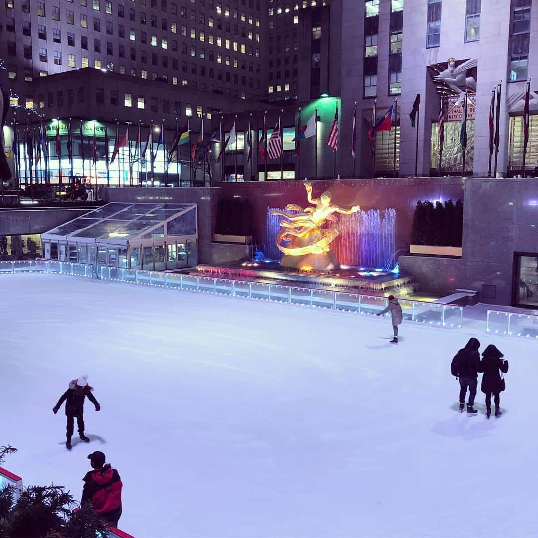 岡田育さんのインスタグラム写真 - (岡田育Instagram)「From the sidelines. / 見てただけ。 . . #rockfellercenterskatingrink #rinkrockefellercenter #skatingrink #newyorkcity #skaterswaltz #streetphotography #streetshots #winterwonderland #スケート #アイススケート #ロックフェラーセンター #ニューヨーク」3月18日 12時35分 - okadaic