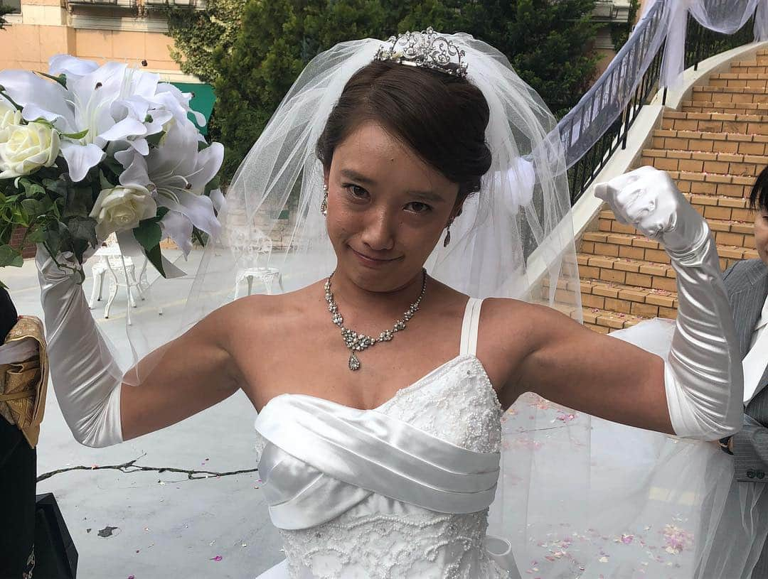 広野あさみさんのインスタグラム写真 - (広野あさみInstagram)「TOMBOY結婚祭no.1  肩幅御免:進飛鳥  TOMBOYのメンバーと朝までいると色んなことに救われるんです。みんながバカすぎて悩んでたことどうでも良くなってまた頑張ろうって思える。  そんなマドンナ飛鳥さんがついに結婚。  飛鳥さんを落とした樋口さん。まじすごい。  そして2人らしさが伝わる 結婚式でした。  めったに泣かない飛鳥さんが泣いて、樋口さんが泣いて、ワシらもそれにつられて泣いて。 感動したなあ。  末永くお幸せになってほしい。 あすちゃん、これからも大好き！！ @tomboysnow  #ggirlsjapan #ggirlsjapantomboy支部」3月18日 12時37分 - asamihirono