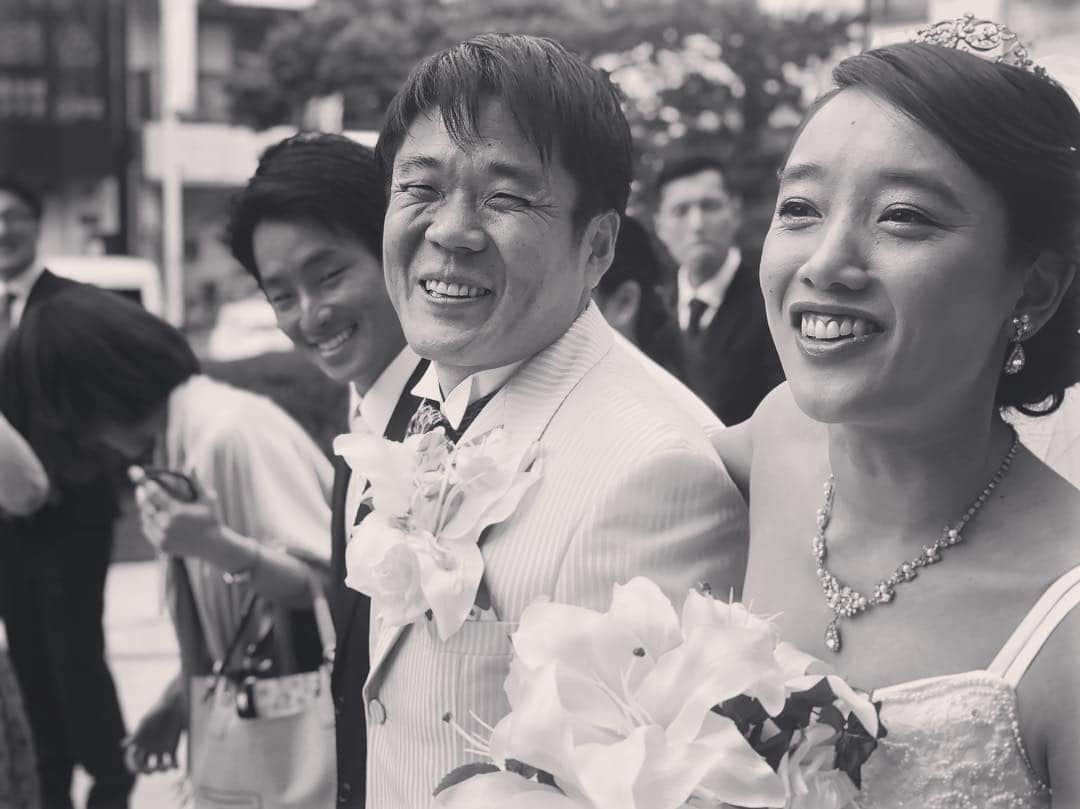 広野あさみのインスタグラム：「TOMBOY結婚祭no.1  肩幅御免:進飛鳥  TOMBOYのメンバーと朝までいると色んなことに救われるんです。みんながバカすぎて悩んでたことどうでも良くなってまた頑張ろうって思える。  そんなマドンナ飛鳥さんがついに結婚。  飛鳥さんを落とした樋口さん。まじすごい。  そして2人らしさが伝わる 結婚式でした。  めったに泣かない飛鳥さんが泣いて、樋口さんが泣いて、ワシらもそれにつられて泣いて。 感動したなあ。  末永くお幸せになってほしい。 あすちゃん、これからも大好き！！ @tomboysnow  #ggirlsjapan #ggirlsjapantomboy支部」