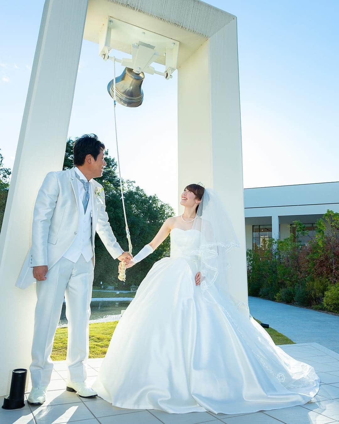 【公式】アールベルアンジェ奈良～結婚式場･ゲストハウス～さんのインスタグラム写真 - (【公式】アールベルアンジェ奈良～結婚式場･ゲストハウス～Instagram)「@artbellangenara をフォローして #アールベルアンジェ奈良 をつけて お写真の投稿おまちしております＊ . ------------------ 皆さまの笑顔が弾けるガーデンにはきらめく噴水と池＊ 挙式後は祝福のカリヨンの鐘の下で アフターセレモニーを楽しみませんか＊ ------------------ . . ブライダルフェアの予約はTOPの URLからしてくださいね⚐ ＞＞＞@artbellangenara . 『#アールベルアンジェ奈良』. のハッシュタグをつけて お写真を投稿してくださいね＊ こちらの公式IG（@artbellangenara ） で取り上げさせていただきます＊ . . . #アールベルアンジェ奈良#結婚式#結婚 #奈良結婚式場#挙式#奈良#チャペル挙式 #関西花嫁#奈良花嫁#ウェディングドレス #ウェディングレポ#挙式レポ #卒花嫁#プレ花嫁#ウェディング #結婚式準備#結婚準備#花嫁準備 #ウェディングフォト#weddingphoto #Otokucon#日本中のプレ花嫁さんと繋がりたい #前撮り#weddingtbt #ガーデン」3月18日 12時37分 - artbellangenara