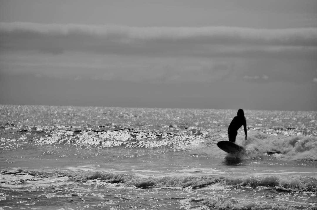 関川良さんのインスタグラム写真 - (関川良Instagram)「@kanchelko feeling the ocean blues. #california #oceanside #surf」3月18日 12時38分 - ryosekikawa