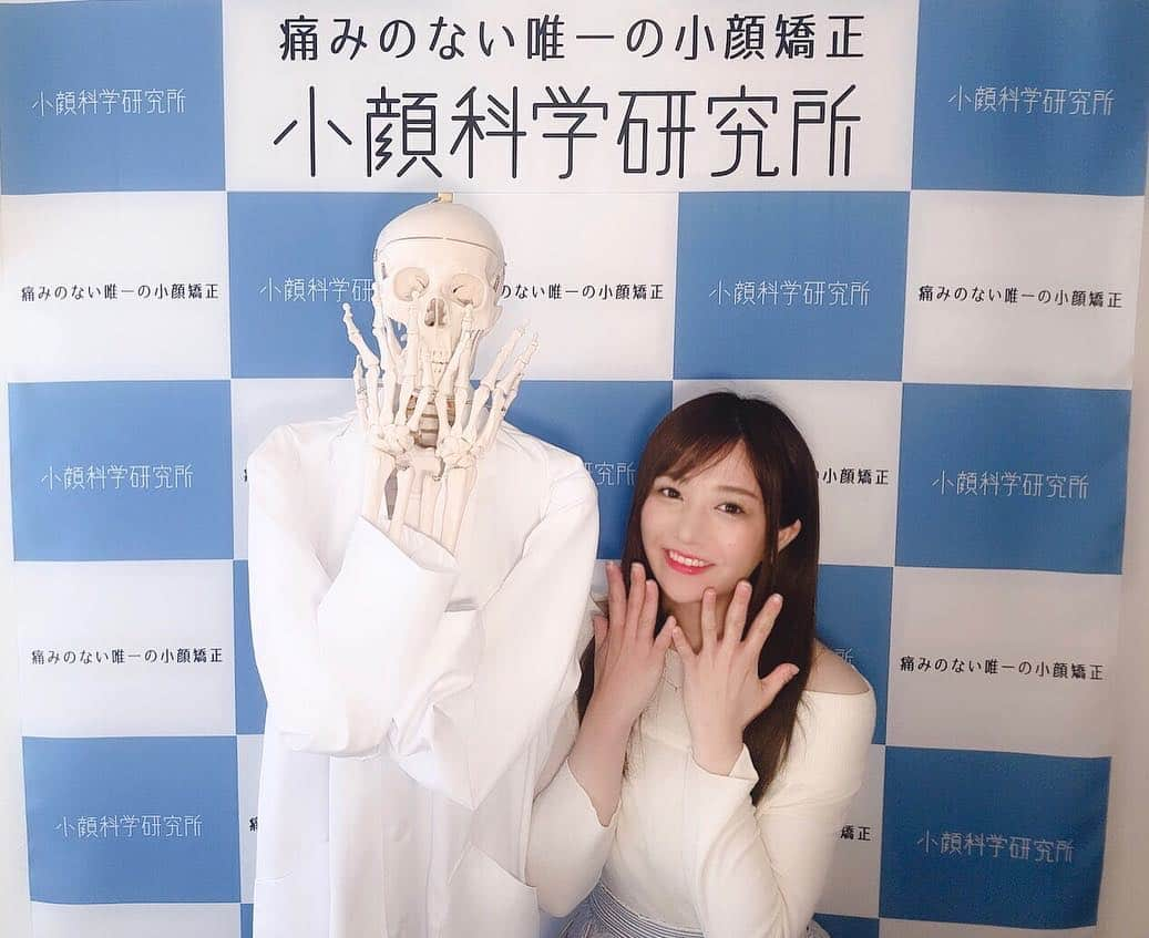 藤崎里菜さんのインスタグラム写真 - (藤崎里菜Instagram)「小顔科学研究所の表参道院に行ってきました✩  たった1回の施術で、フェイスラインがすごくシャープになってびっくり！  痛くないのに、効果は絶大でした✨  施術前・施術後でサイズを測ってくれるから、どのくらい変わったのかわかりやすかった✩  またぜひお願いしたいです✨  #小顔科学研究所  #小顔矯正 #表参道院 #小顔はつくれる」3月18日 12時39分 - rina_fujisaki