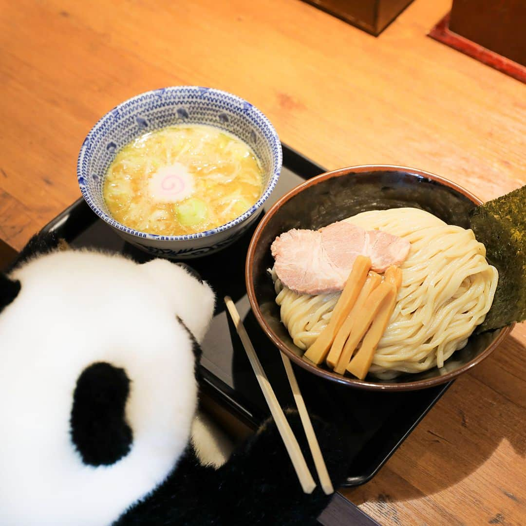 アトレ上野（atre ueno）さんのインスタグラム写真 - (アトレ上野（atre ueno）Instagram)「みんな舎鈴のつけ麺は食べたことある？🍥 濃厚だけど魚介の風味が効いたスープだから飽きずに全部ペロリ😋 毎日食べたいくらい、クセになるラーメンだからおすすめだよ🍜💓 ・ Have you tried Sharin’s tsukemen? 🍥 You’ll never get enough of dipping the noodles into thick and rich seafood broth 😋 I feel like eating it every day, and I think you will too 🍜💓 ・ 您嚐過舎鈴的蘸汁面嗎？ 🍥 濃厚的海鮮湯底真叫人垂涎三尺 😋 我多麼希望每天都能吃。想必您嘗了也會有同感 🍜💓 ・ #上野 #アトレ上野 #アトレ #atre #atreueno #パンダ #上野パンダ #上野散策 #熊猫 #東京觀光 #PANDA #🐼 #ueno #tokyotour #ぬい撮り #上野観光 #舎鈴 #つけ麺 #ラーメン #ramen #noodles #ラーメン部 #麺スタグラム #ラーメンパトロール  #メンスタグラム #上野ランチ #東京ランチ #パンダマニア #上野グルメ #パンダ好き」3月18日 12時46分 - atre.ueno