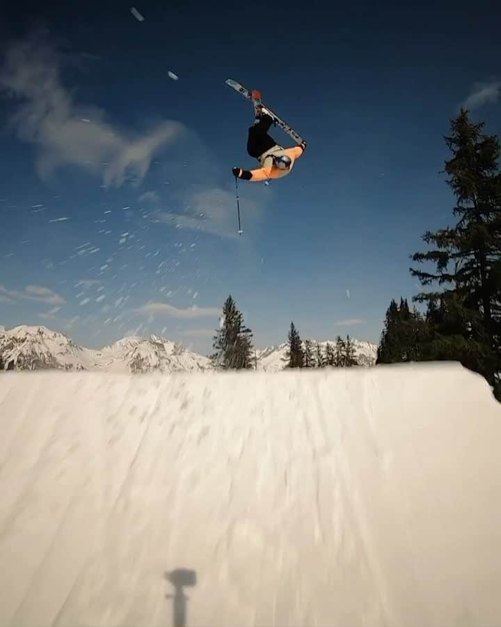 のインスタグラム：「Can you keep up? ⛷: @paddygraham 🎥: @alex_meliss 🤝 @thelegsofsteel #freeski #bigair #slopestyle #snow #roadshow2 #builttogether」