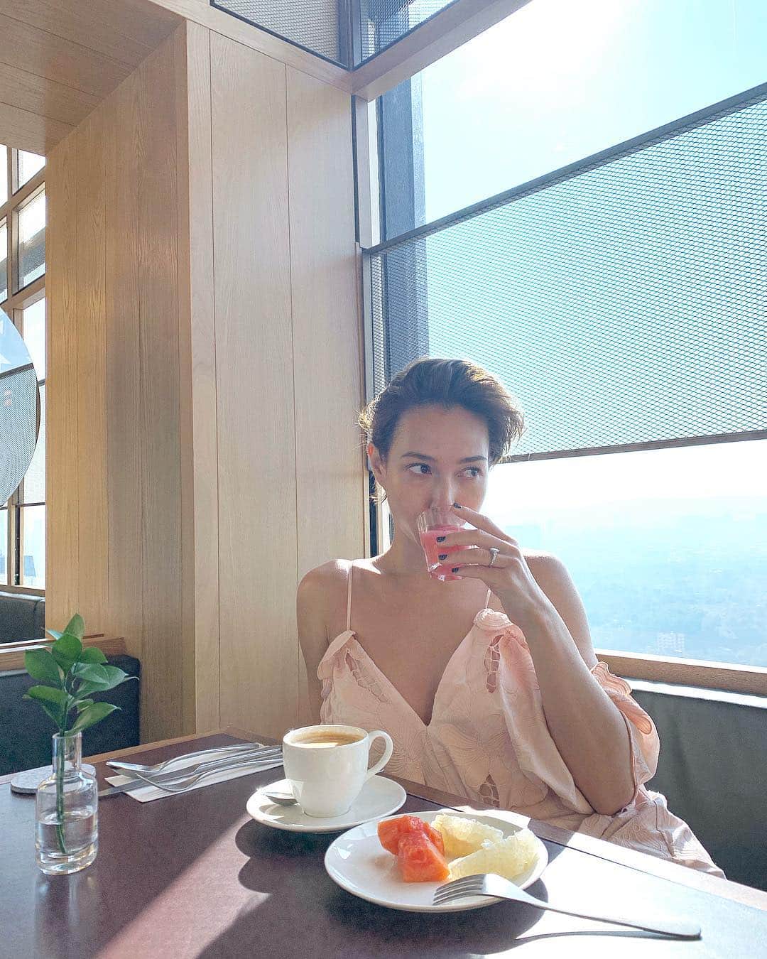 Livさんのインスタグラム写真 - (LivInstagram)「Breaking fast with pink juice, fruits, and coffee @alilabangsar Going to miss this beautiful place ☁️✨ #alilabangsar」3月18日 12時53分 - livlogolding