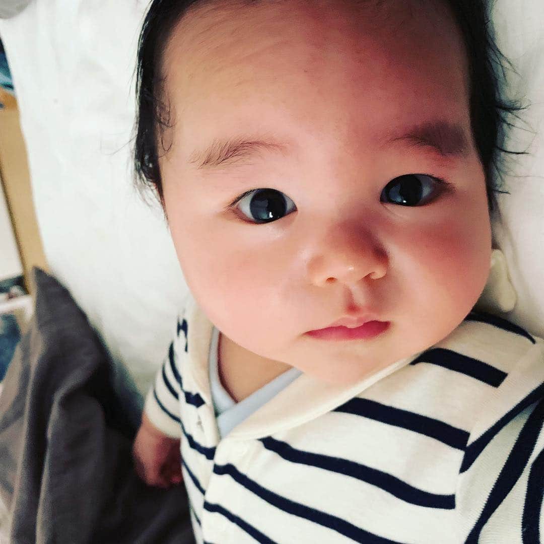 田中隼人さんのインスタグラム写真 - (田中隼人Instagram)「朝起きたら隣に息子が。。🤨 4ヵ月過ぎてだいぶコミュニケーションが取れるようになりました🙆‍♂️ #赤ちゃんのいる生活 #生後4ヶ月 #babyboy #男の子ベビー」3月18日 12時54分 - tanaka_hayato