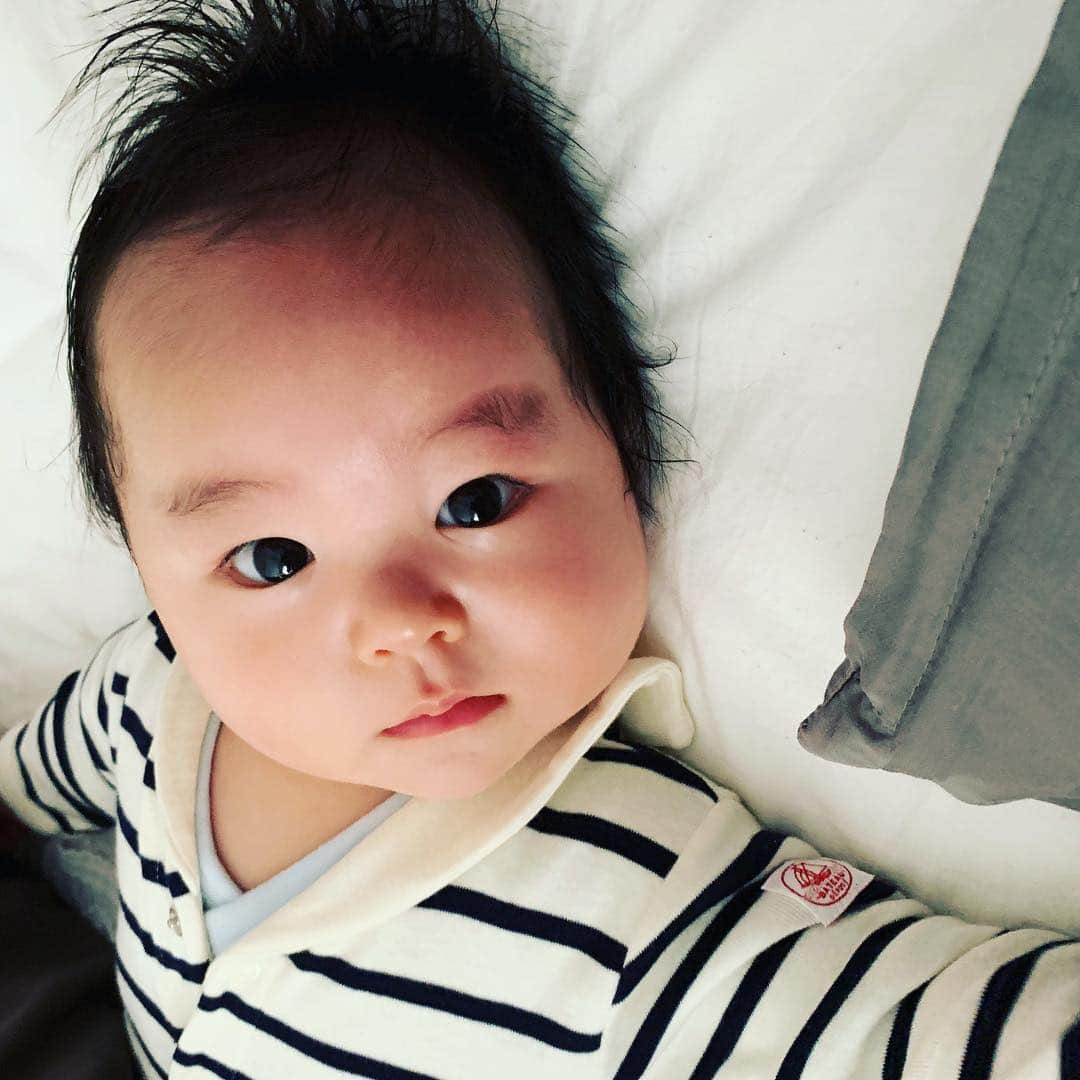 田中隼人のインスタグラム：「朝起きたら隣に息子が。。🤨 4ヵ月過ぎてだいぶコミュニケーションが取れるようになりました🙆‍♂️ #赤ちゃんのいる生活 #生後4ヶ月 #babyboy #男の子ベビー」