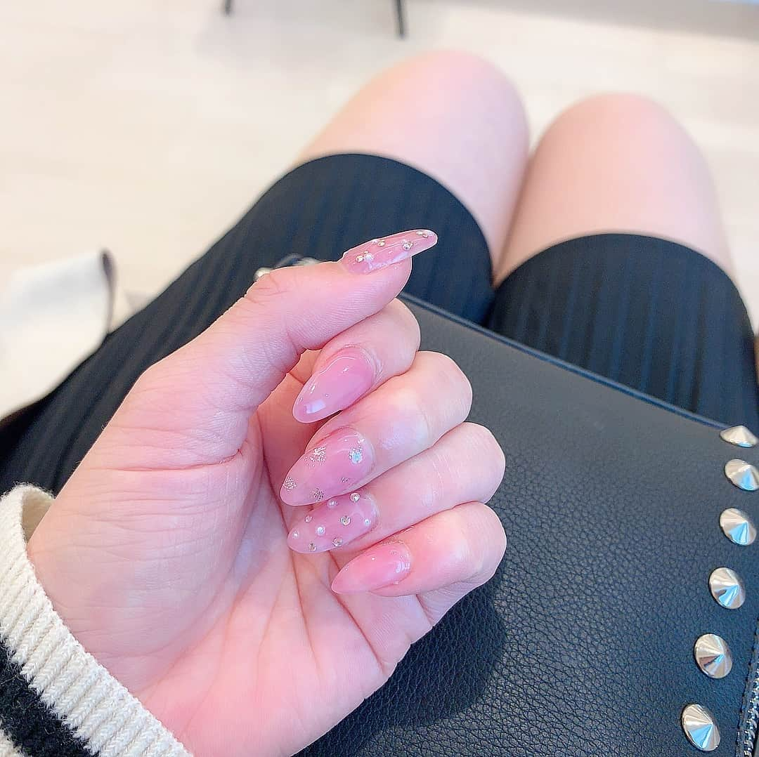 矢田伶華さんのインスタグラム写真 - (矢田伶華Instagram)「載せ忘れnewnail💅❤︎ このくすみピンクかわいすぎる〜〜 . 今日はmv撮影！ . #nail #newnail #gelnails  #spring #pink #girl  #ネイル #春ネイル #春 #ジェルネイル #ニュアンスネイル #スワロフスキー #ネイルデザイン #ピンク」3月18日 12時57分 - reika_308