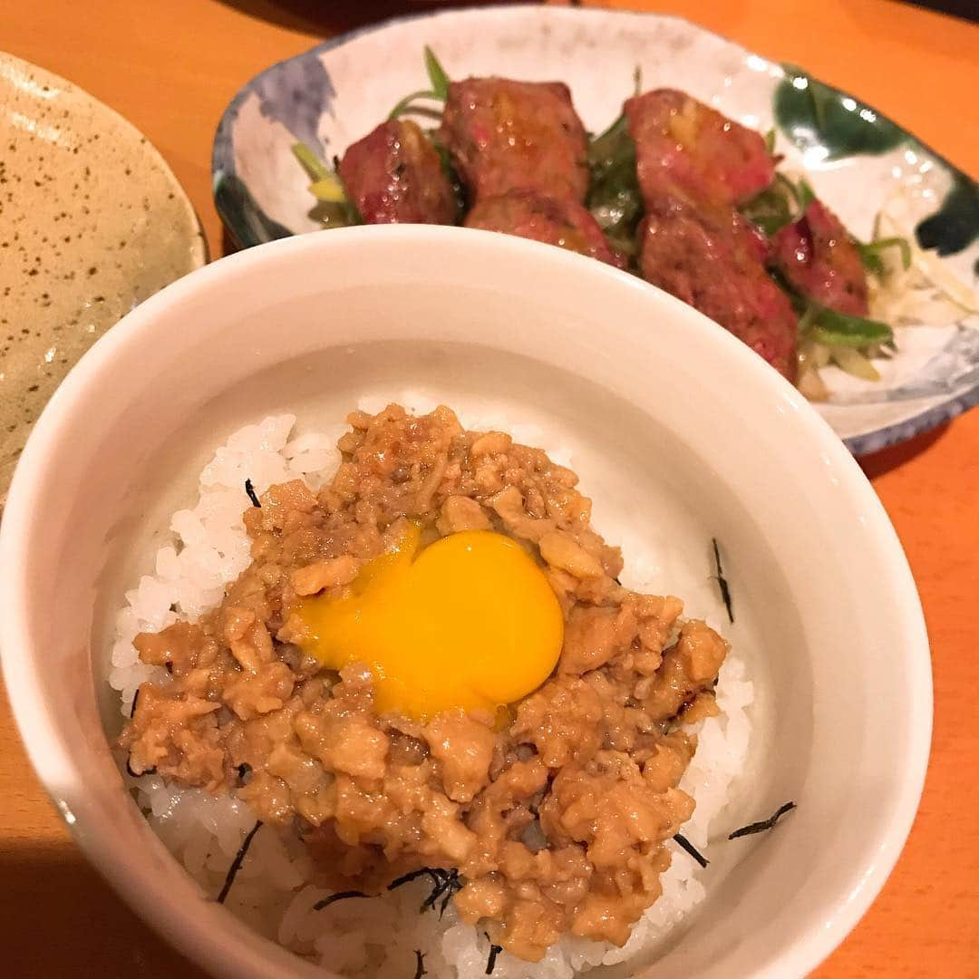 乃下未帆さんのインスタグラム写真 - (乃下未帆Instagram)「ここのそぼろ丼と白レバーは天下一品。 #鶏 #鶏そぼろ丼 #白レバー #炭火焼 #くぼ田 #焼き鳥 #池尻大橋 #のし食」3月18日 13時07分 - noshita34