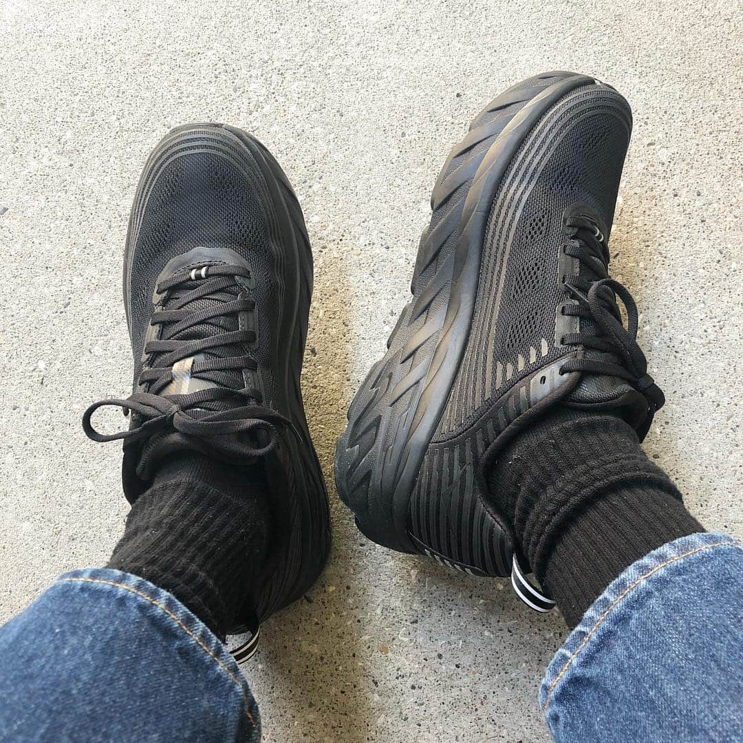 のインスタグラム：「後刺さり💦 #hokaoneone  #tripleblack  #kicks #sneakers」
