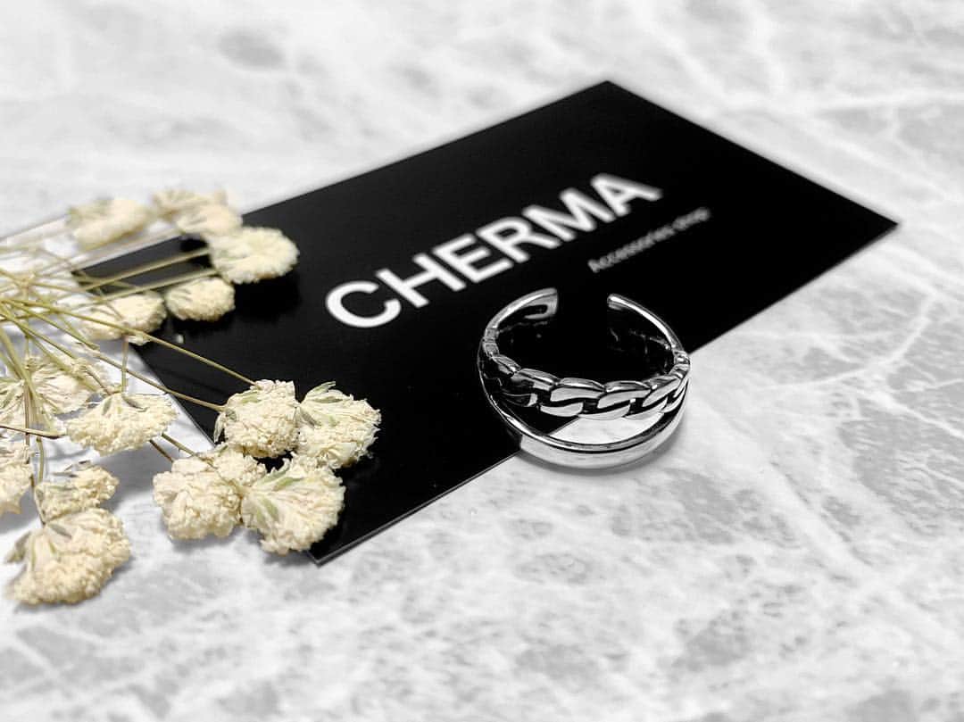 lve_xxxxのインスタグラム：「.﻿ .﻿ NEW IN 💍✧﻿ ﻿ 今月オープンしたばかりの ﻿ @cherma_acc ﻿ ﻿ オープン記念でドライフラワーが﻿ 付いてきた✧ 映えるわー笑﻿ ﻿ silver ring の仲間入り🖤﻿ ﻿ 今後要チェックのSHOP🛒や﻿ (本当は教えたく無いんだけどね←)﻿ ﻿ #silver #silver925 ﻿ #ring #💍 #cherma ﻿」