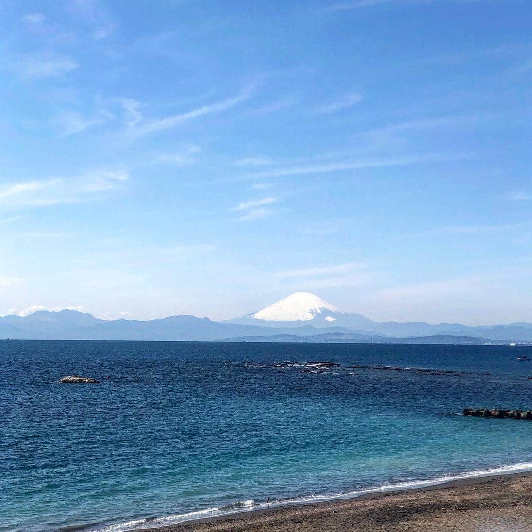 Hiroe Hiranoさんのインスタグラム写真 - (Hiroe HiranoInstagram)「#モーニングウォーク👣#富士山 くっきりなPERFECT DAY🌞 . 朝から幸せな連絡で起きたわたし。 心の友直子が3人目のベイビーが誕生する兆しが🧡 早朝に仲間たちとやりとりする時間もホッコリ☺️✨ 爽やかで気持ちの良い日。 . また今日は、楽しみにしていた出会い。 海外に住んでいる方なので、 このピンポイントのタイミングも嬉しい😆 いざ東京へー⤴️ . . 葉山に引っ越してきてナイトライフが全く変わりまして。 料理にこったり、すごい量の映画を見てます🎬（笑） 昨日もいい映画だった。映画大好き❤️ . I really love this kind of independent movie with stories about people's lives. feel like it was such a deep,meaningful story but it was delivered with good humor:) really good after watching the movie.Recently I’m watching before sleep in HAYAMA NIGHT. #lifestyle #平野宏枝 #ライフスタイル #葉山  #hiroecali #wellbeing #wellness #ocean #oceanlife  #ライフスタイル #friends #ウェルネス #happiness #海のある生活 #happiness #naturallife #simplelife #holisticlife #ホリスティックライフ #movielover  #海が好きすぎて #mtfuji」3月18日 13時19分 - hiroe_hirano