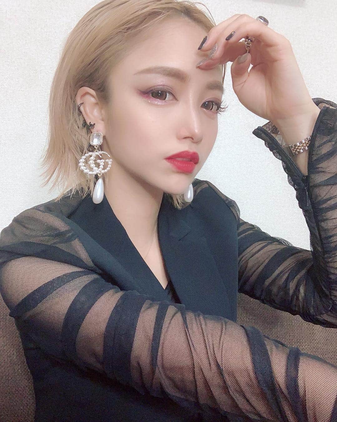 のインスタグラム：「今日はパーティーなので大人っぽく💋 VERSACEのスーツやっと着れた😇👏 大好きな友達に会える！ いてきます(＊¯ω¯＊) ． #オールバック  #オールバック女子 #金髪女子 #スーツ女子 #VERSACE」