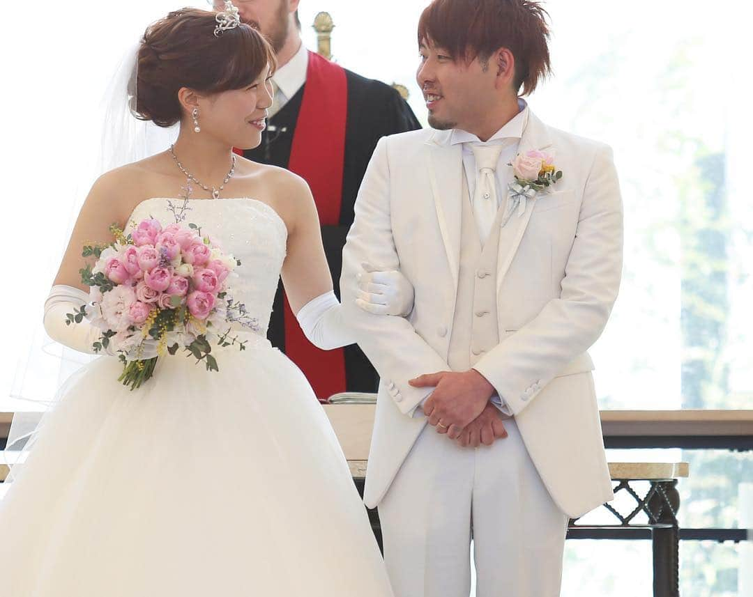 アンジェローブ 名古屋 結婚式場さんのインスタグラム写真 - (アンジェローブ 名古屋 結婚式場Instagram)「@weddingisland_angerobe をフォローして、 『 #アンジェローブ 』のタグで. お写真を投稿してくださいね＊*. . ——————————. . 大好きな皆様に 見守っていただきながら、 太陽光が降り注ぐ明るいチャペルで、 愛を誓いましょう☺️💕 . ——————————. . -アンジェローブの公式HPをcheck＊* http://www.angerobe.co.jp/sp/ -ブライダルフェアの予約はコチラから♪ http://www.angerobe.co.jp/sp/fair/ . ——————————. . ぜひ『 #アンジェローブ 』のハッシュタグで. ウェディングの写真を投稿してくださいね＊*. ステキなお写真はこちらのアカウントでリグラムさせていただきます♪. . また『#アンジェローブ』のハッシュタグで投稿していただいた#アンジェ嫁 様は必ずフォローさせて頂きます💕  プレ花嫁さんも卒花嫁さんもずーっと繋がっていきましょう💕 .  #wedding #bridal #weddingdress #tuxedo #ウェディング #ブライダル #プレ花嫁 #かわいい #結婚式準備 #卒花 #東海プレ花嫁 #名古屋プレ花嫁 #リニューアルオープン #アンジェローブ  #名古屋結婚式場 #婚約 #プロポーズ #港区 #金城ふ頭 #結婚式演出 #披露宴」3月18日 13時42分 - weddingisland_angerobe