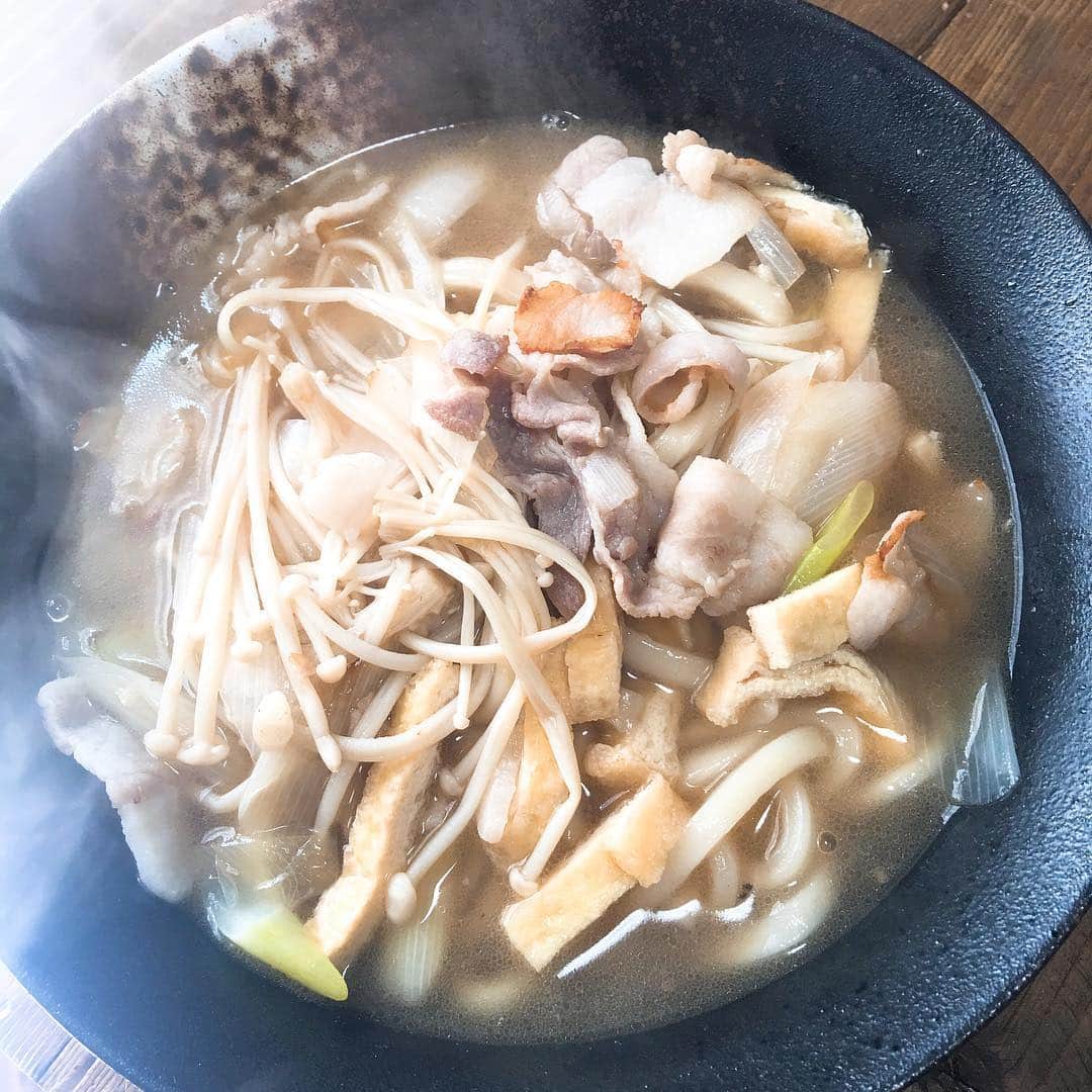 のインスタグラム：「適当おうどん。冷蔵庫にネギとエノキしか野菜がない。 #おうちごはん #おうちうどん #うどん#おうちごはん金巻 #ひとりごはん」