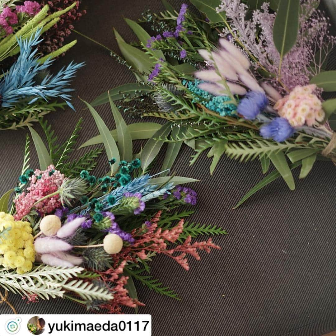 MEET at Marunouchiさんのインスタグラム写真 - (MEET at MarunouchiInstagram)「#repost @yukimaeda0117 . 会社員時代から、クラシカルで落ち着いた雰囲気が大好きでよく訪れてきた丸の内。日比谷から丸の内まで仲通りを時間をかけてお店を見ながらゆっくり歩くのが楽しみでした。 ・ 明日からはじまるMARUNOUCHI FASHION WEEK 2019 Spring では、そんな思い入れのある丸の内で「ファッション×花」をテーマに、街の色々なところで装飾をさせていただきます。 ・ またこのファッションウィークに参加される100を越える店舗のみなさまにguiでお作りしたSpring カラーのスワッグをお届けしてきました。 大きなインスタレーション、トークショーも開催しますので順次お知らせしていきます！あぁ〜とても楽しみです！ ・ ・ @marunouchi_com  #marunouchi #丸の内ファッションウィーク #丸の内ドットコム ・  #guiflower」3月18日 13時52分 - marunouchi_com