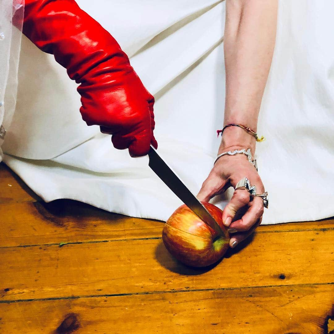 マドンナさんのインスタグラム写真 - (マドンナInstagram)「A Taste of things to come...............🍎🔪 ♥️. #music #magic」3月18日 13時53分 - madonna