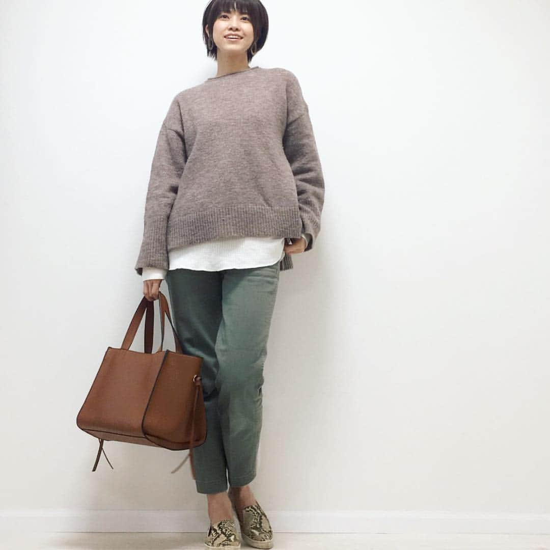 ryo0809appleさんのインスタグラム写真 - (ryo0809appleInstagram)「#coordinate * * * ショートボブで満足してたハズが、一旦切り出すとどんどん短くなっていく✂️✂️✂️ ショートって、ちょっと伸びて量が増えるとシルエットでわかるからきちんとメンテしなきゃいけなくて面倒だけど、スッキリして大満足💇🏻‍♀️ * * * #ショートカット #ショートカット女子  #プチプラコーデ #プチプラファッション  #ママコーデ  #outfit #ootd  #kaumo_fashion #locari #ponte_fashion #mamagirl #mineby3mootd  #ママスタ春コーデ  #アラフォーママ #アラフォーコーデ  #fashionblogger」3月18日 13時46分 - ryo0809apple