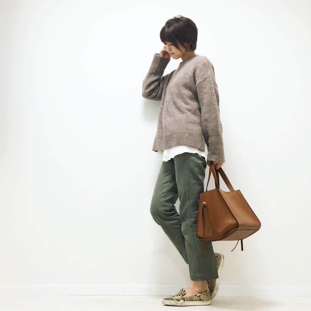 のインスタグラム：「#coordinate * * * ショートボブで満足してたハズが、一旦切り出すとどんどん短くなっていく✂️✂️✂️ ショートって、ちょっと伸びて量が増えるとシルエットでわかるからきちんとメンテしなきゃいけなくて面倒だけど、スッキリして大満足💇🏻‍♀️ * * * #ショートカット #ショートカット女子  #プチプラコーデ #プチプラファッション  #ママコーデ  #outfit #ootd  #kaumo_fashion #locari #ponte_fashion #mamagirl #mineby3mootd  #ママスタ春コーデ  #アラフォーママ #アラフォーコーデ  #fashionblogger」