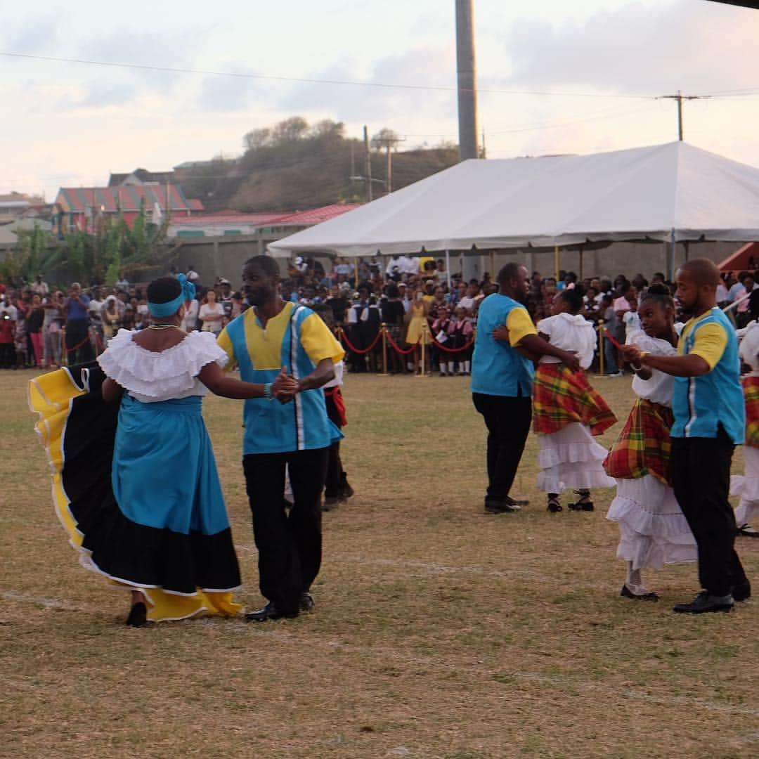 クラレンス邸さんのインスタグラム写真 - (クラレンス邸Instagram)「The Helen Folk Dancers perform under a setting sun in St Lucia today. #RoyalVisitStLucia 🇱🇨 Take a look at our Instagram story for more from The Prince of Wales’s visit, which celebrates 40 years of St. Lucia’s independence.」3月18日 13時48分 - clarencehouse