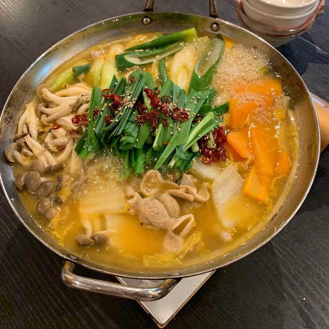 みきママさんのインスタグラム写真 - (みきママInstagram)「今日の#ランチ は#もつ鍋 で〜す🍲 #もつ#にんにく#ニラ がたっぷりで、 めちゃ元気がでました〜😆‼️‼️‼️ あんちゃんはですね〜 #ふりかけ#ごはん を一生懸命食べてました😋✨ まだ、あんちゃんには大人の味だったかな〜💦」3月18日 13時51分 - mikimama_official