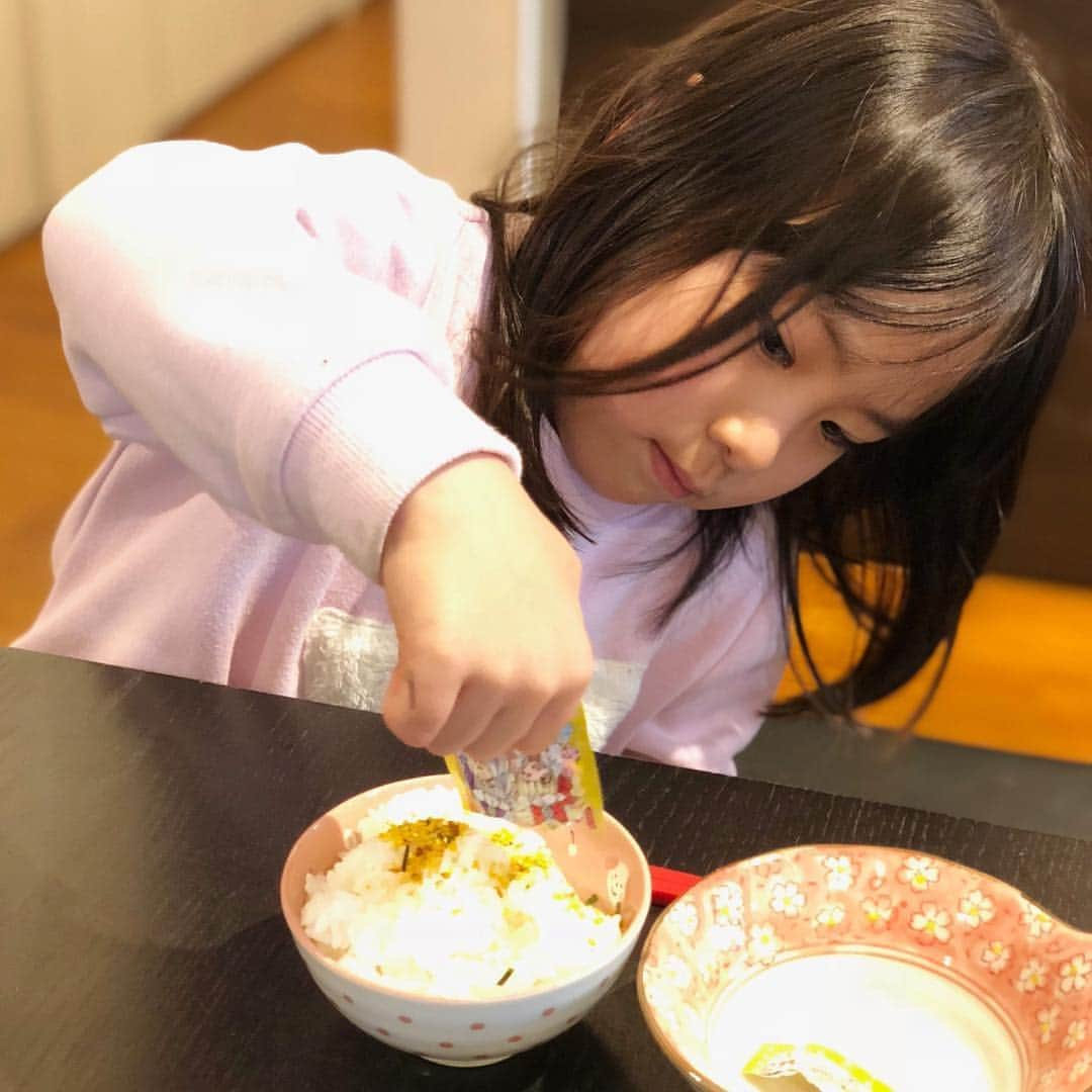 みきママさんのインスタグラム写真 - (みきママInstagram)「今日の#ランチ は#もつ鍋 で〜す🍲 #もつ#にんにく#ニラ がたっぷりで、 めちゃ元気がでました〜😆‼️‼️‼️ あんちゃんはですね〜 #ふりかけ#ごはん を一生懸命食べてました😋✨ まだ、あんちゃんには大人の味だったかな〜💦」3月18日 13時51分 - mikimama_official