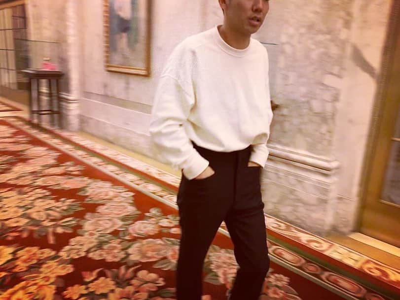 綾部祐二さんのインスタグラム写真 - (綾部祐二Instagram)「At The Plaza Hotel  Coat / Pants / Shoes: @maisonmargiela  sweater: @jilsander  sunglasses: #therow」3月18日 14時02分 - yujiayabe