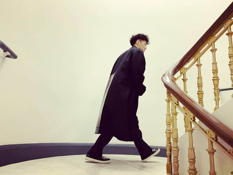 綾部祐二さんのインスタグラム写真 - (綾部祐二Instagram)「At The Plaza Hotel  Coat / Pants / Shoes: @maisonmargiela  sweater: @jilsander  sunglasses: #therow」3月18日 14時02分 - yujiayabe