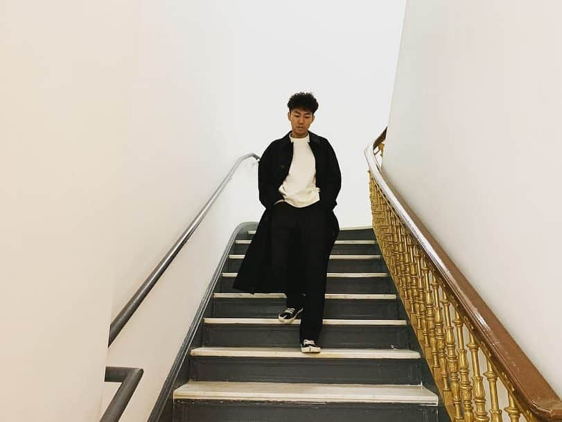 綾部祐二さんのインスタグラム写真 - (綾部祐二Instagram)「At The Plaza Hotel  Coat / Pants / Shoes: @maisonmargiela  sweater: @jilsander  sunglasses: #therow」3月18日 14時02分 - yujiayabe