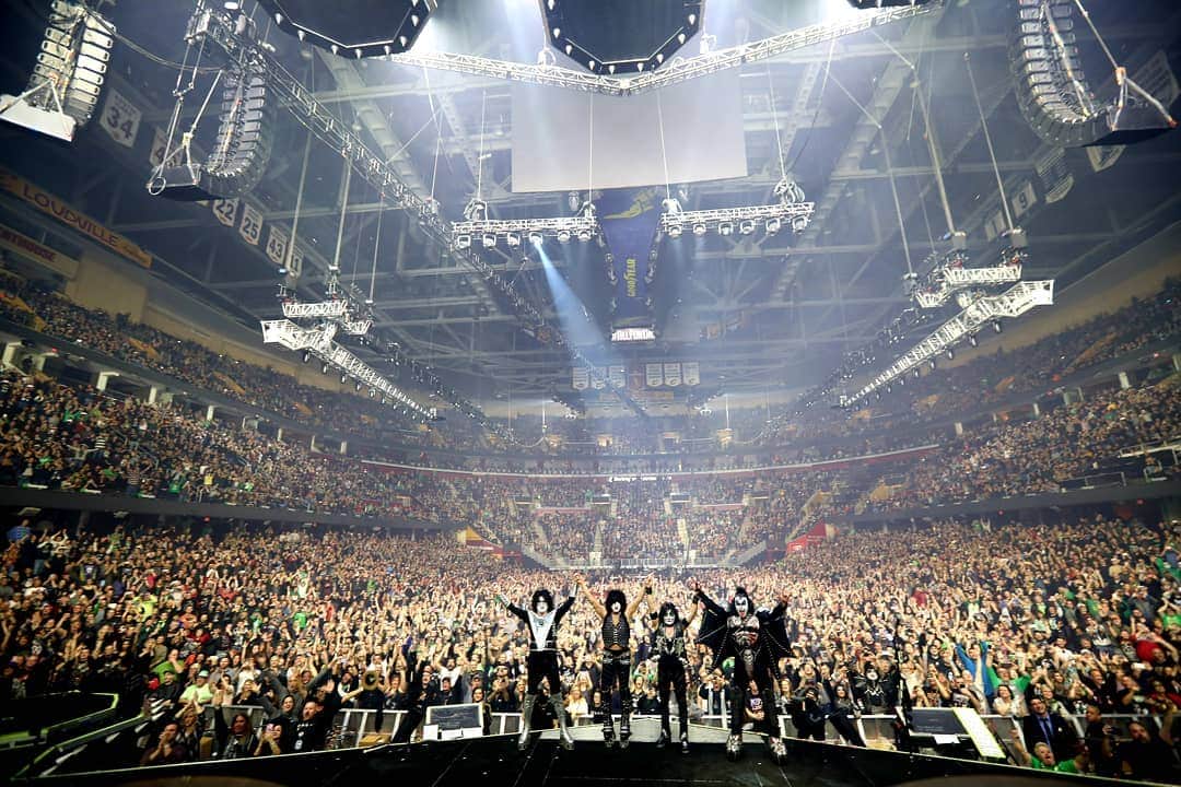 KISSさんのインスタグラム写真 - (KISSInstagram)「Thank you #KISSARMY #Cleveland. You ROCKED at the packed @theqarena. #EndOfTheRoad」3月18日 13時56分 - kissonline