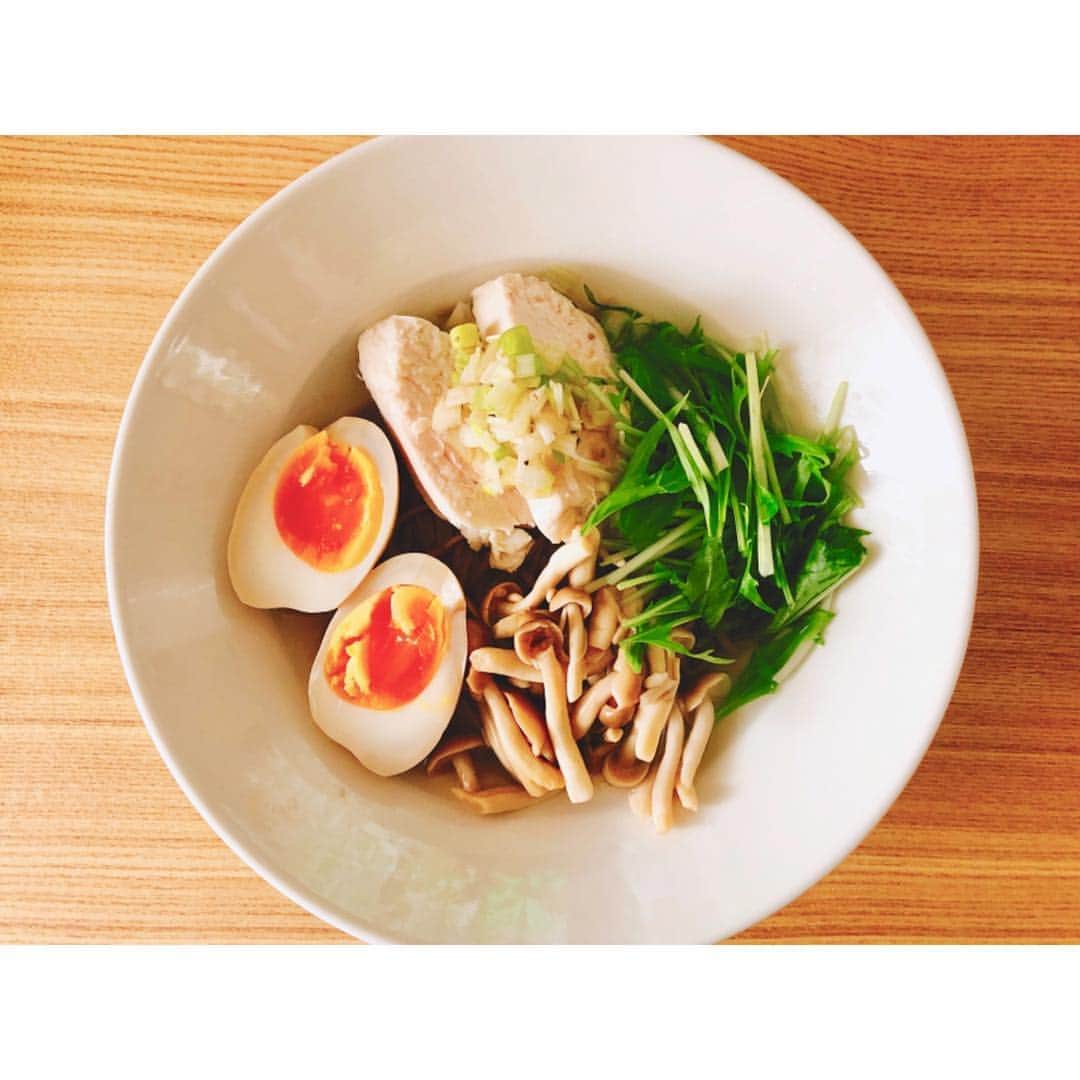 竹中友紀子のインスタグラム：「#おウチごはん 休日のお気軽ウチランチはのっけ蕎麦。  鶏むね肉のネギ塩 水菜 しめじの自家製醤油麹和え 半熟煮玉子  スープは鶏むね肉の茹で汁にお塩をちょっぴり加えただけのシンプルなスープ。」