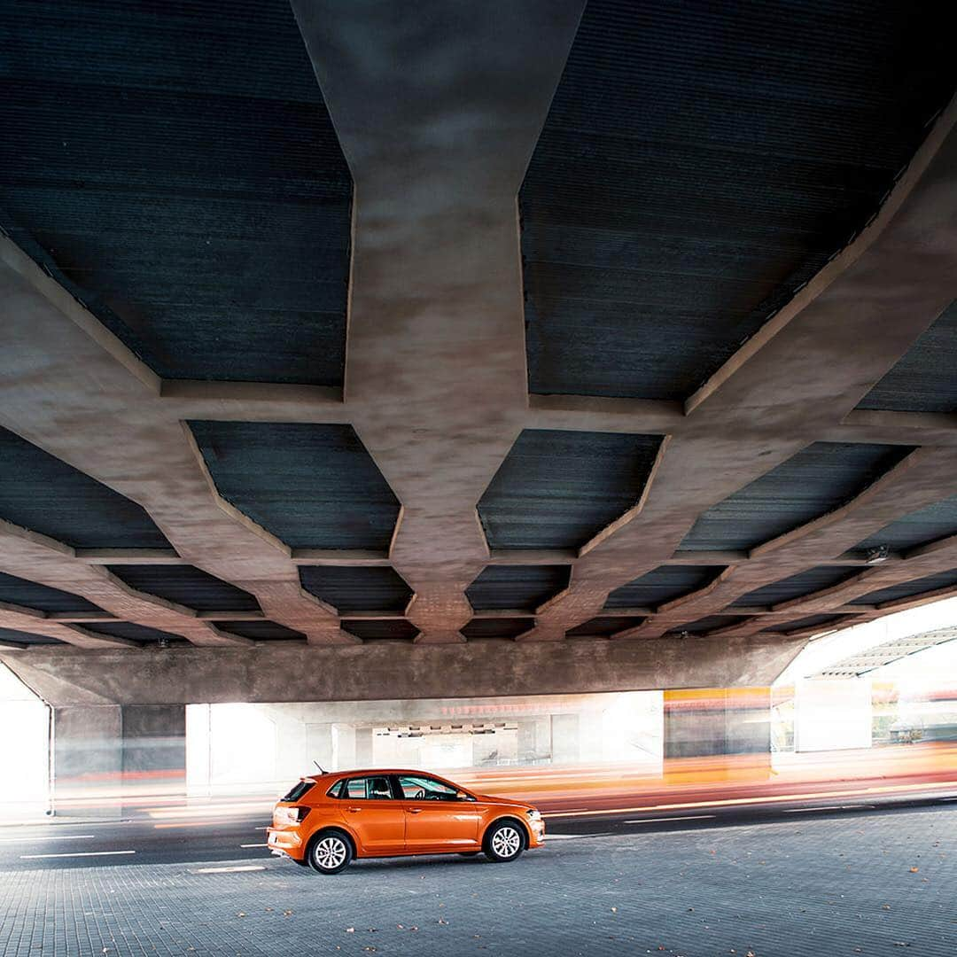 フォルクスワーゲンさんのインスタグラム写真 - (フォルクスワーゲンInstagram)「Head turner. #architecture #lights #vwpolo #volkswagen #vw」3月19日 1時14分 - volkswagen