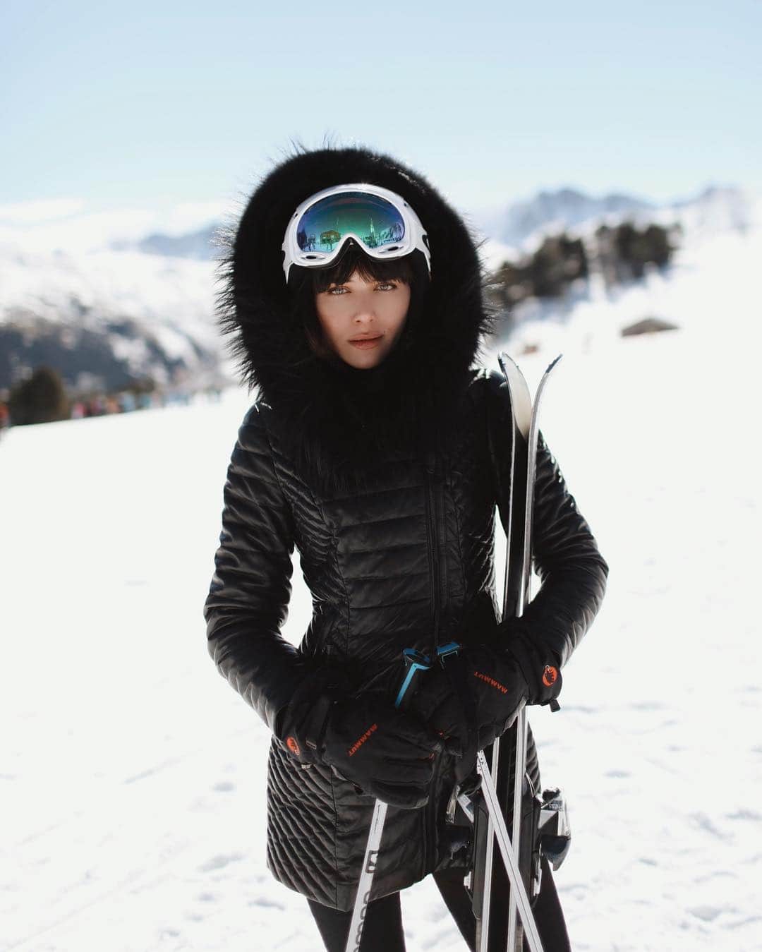 ナタリー・スアレスさんのインスタグラム写真 - (ナタリー・スアレスInstagram)「Best wake up call: an early morning ski session🎿 I could spend all day up here // @rudsak leather parka. #Andorra.」3月19日 1時09分 - natalieoffduty