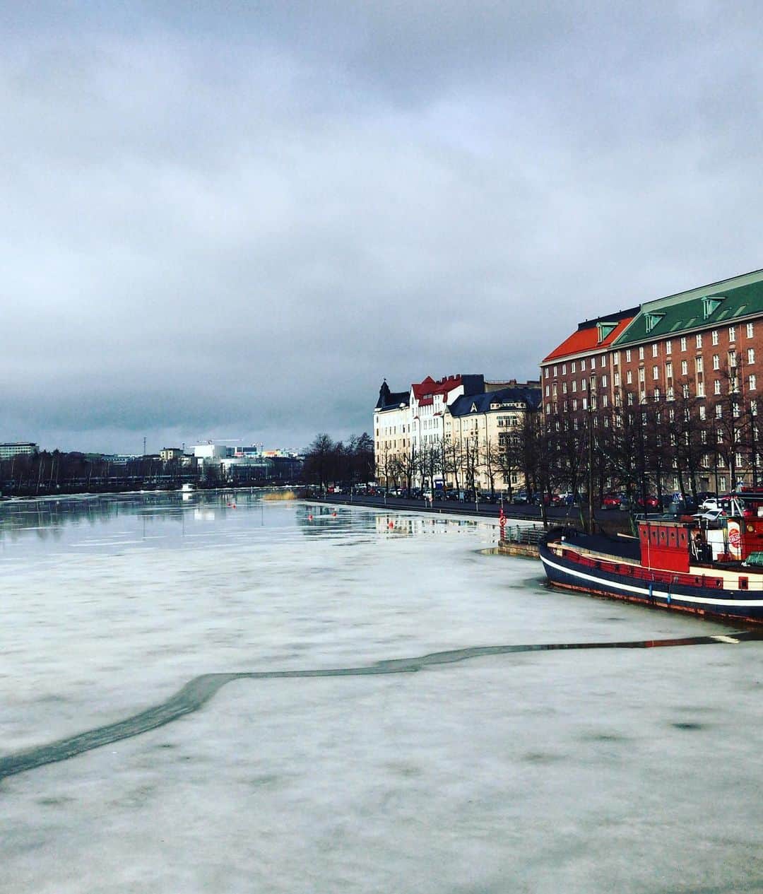 キーラ・コルピさんのインスタグラム写真 - (キーラ・コルピInstagram)「Breaking ice⚡️✨ It’s been grayish in Helsinki but still so pretty! 😍🇫🇮」3月18日 23時40分 - kiira_korpi