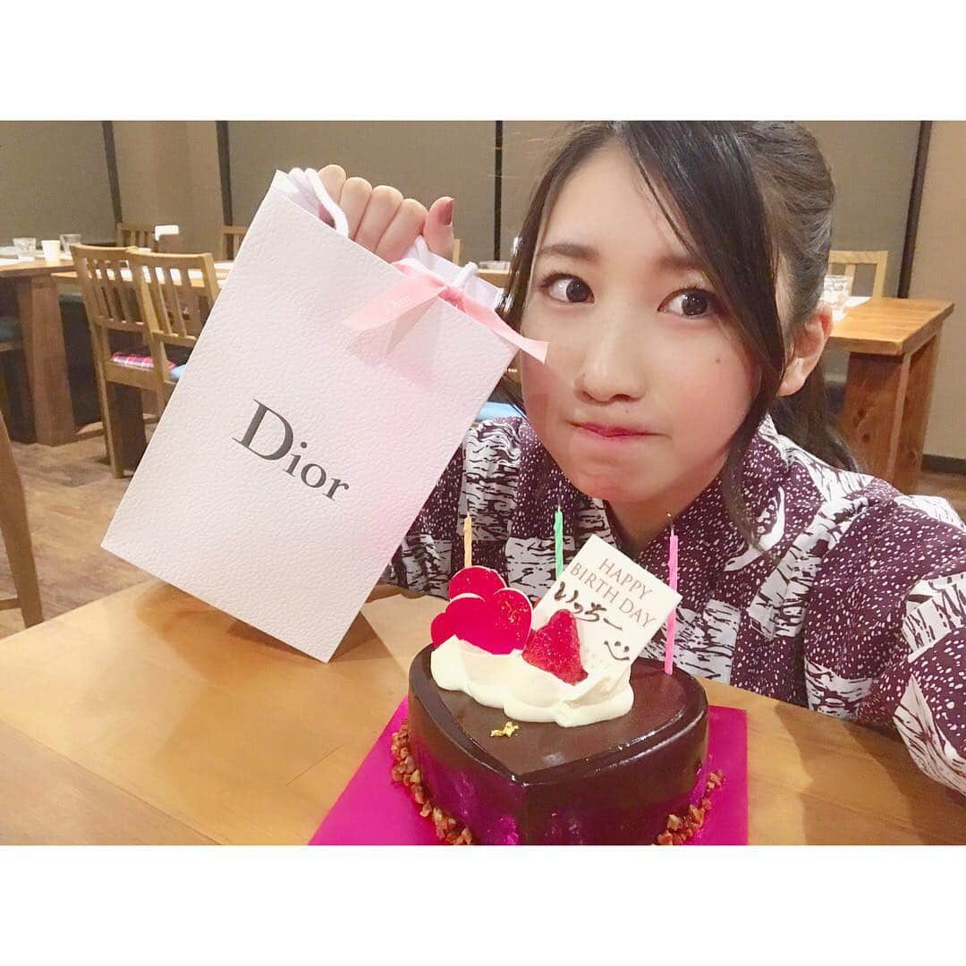 加藤一華さんのインスタグラム写真 - (加藤一華Instagram)「. 載せるの遅くなっちゃったけど 誕生日サプライズのときの！(><) . プレゼントでいただいた MissDiorのヘアミストと マキシマイザーの新色、 めちゃくちゃ使ってる😳💄✨ . ボンボンメンバーとぱしゃり☺️💕 . #ボンボンTV #YouTuber #fun #japan #いちなる #happy #青春 #instagood #instalike #me #friends #me #girl #boy #YouTube #laugh #friendship #face #smile #ボンボン学園 #浴衣 #trip #travel #修学旅行 #旅行 #happybirthday #誕生日 #birthday」3月18日 23時41分 - ichika_kato