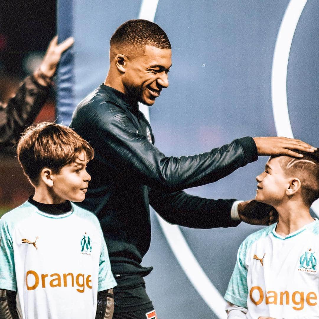 リーグ・アンさんのインスタグラム写真 - (リーグ・アンInstagram)「Rencontrer son idole ☑️ ▪️ ▪️ #ligue1conforama #PSGOM #classico #psg #om #mbappe #kylianmbappe #whereisfootball」3月18日 23時41分 - ligue1ubereats